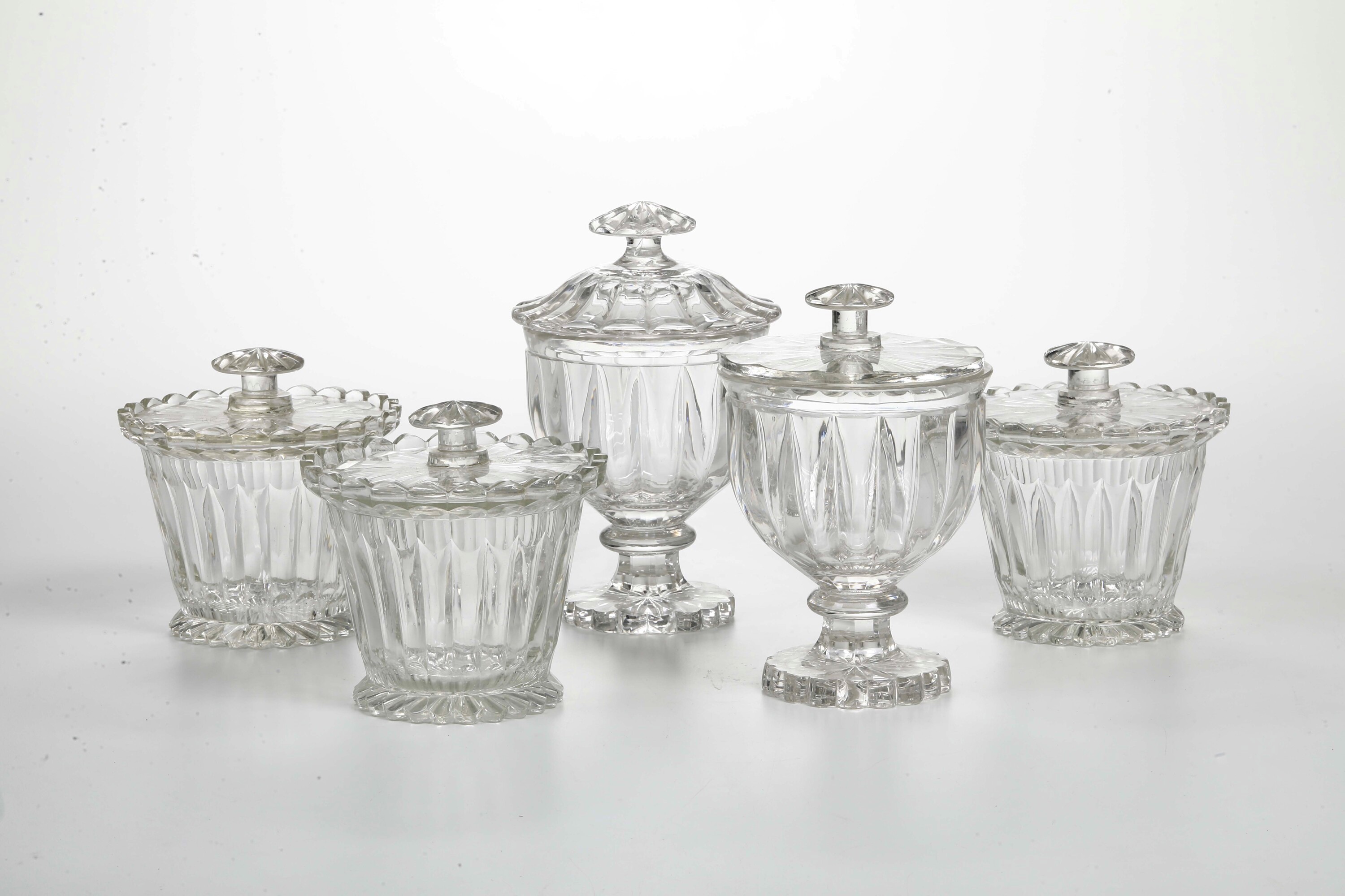 Cinque Contenitori con Coperchio. Francia, Probabilmente Baccarat, 1900 Circa.