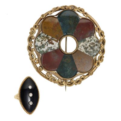 Spilla scozzese con pietre dure e anello da lutto in oro giallo e metallo dorato