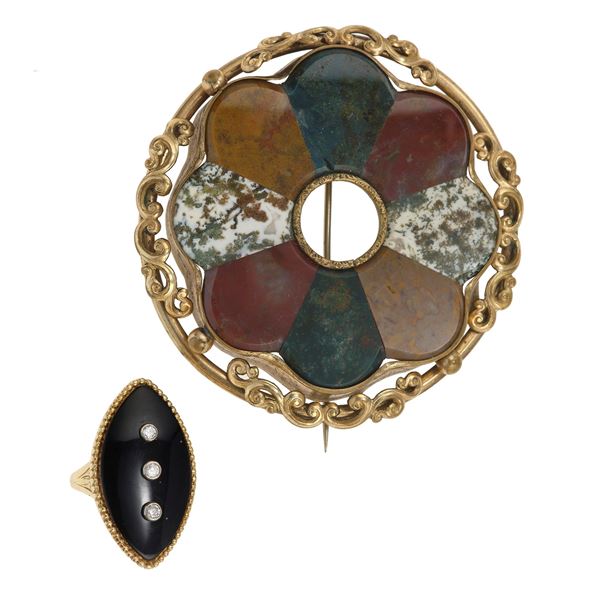 Lotto composto da una spilla scozzese con pietre dure ed un anello da lutto con onice e diamanti