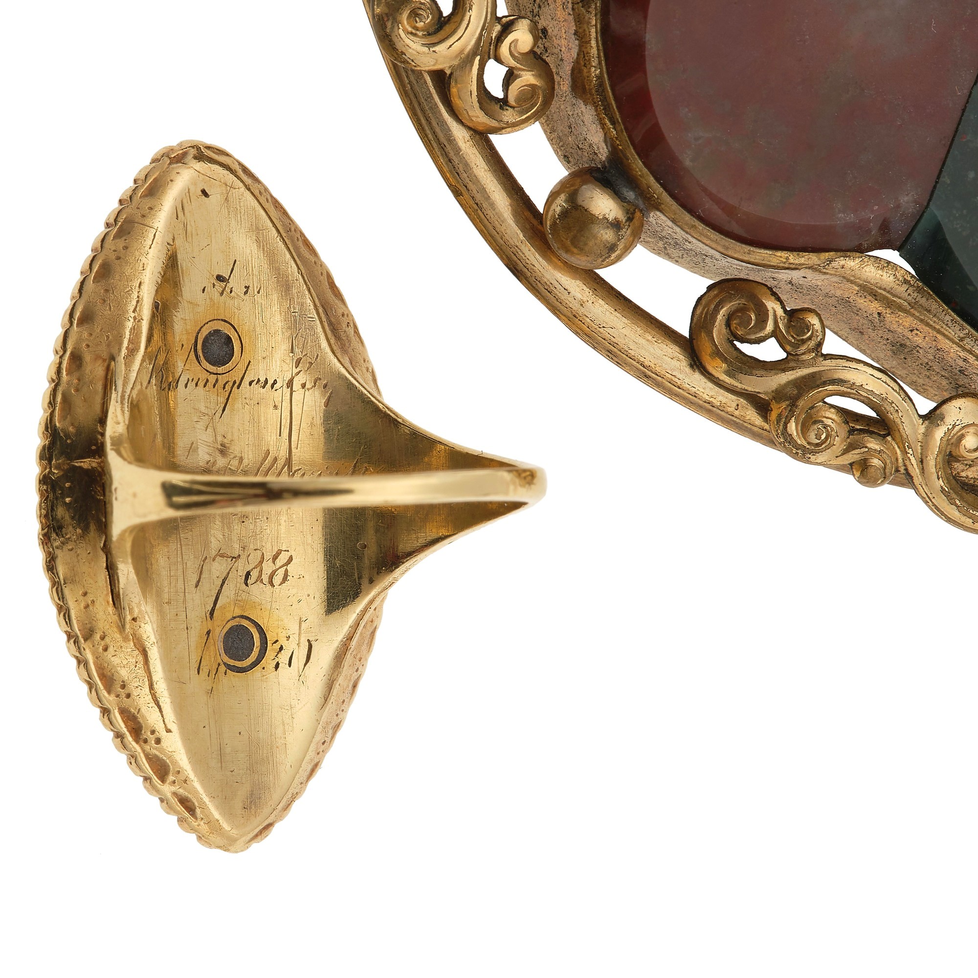 Spilla scozzese con pietre dure e anello da lutto in oro giallo e metallo dorato
