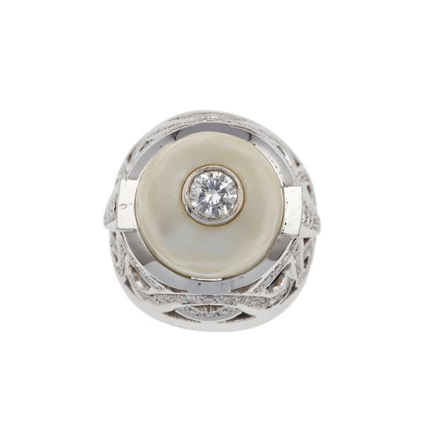 Anello con perla coltivata e diamanti