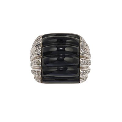 Anello con diamanti e onice, oro bianco 18K