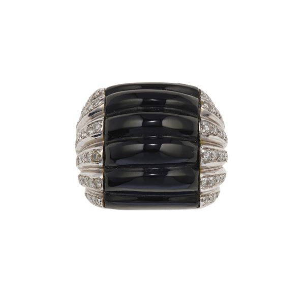 Anello con piccoli diamanti ed onice incisa