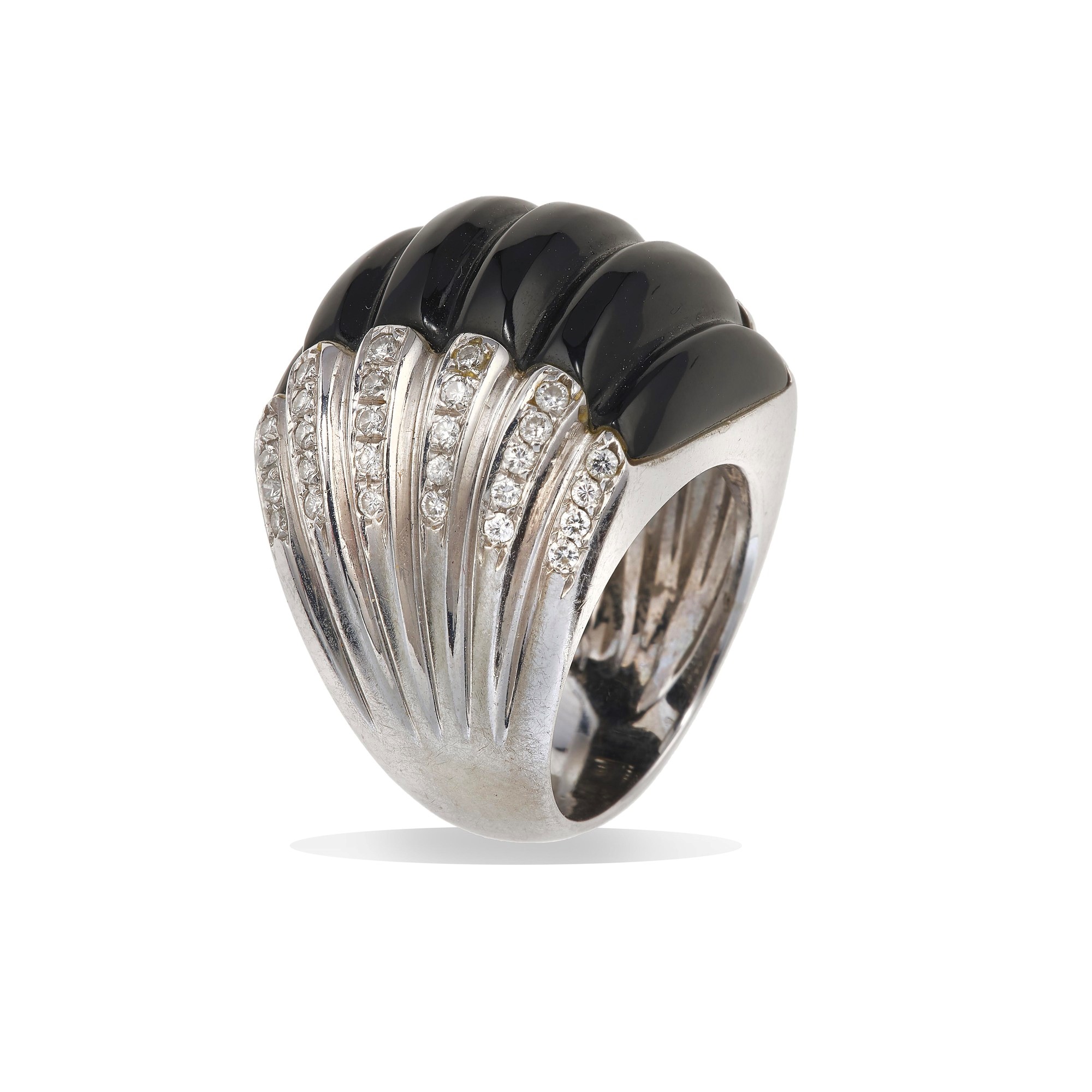 Anello con diamanti e onice, oro bianco 18K