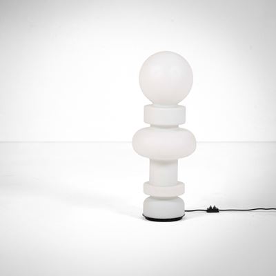 Lampada da tavolo mod. 2490 Re, metallo e vetro opalino