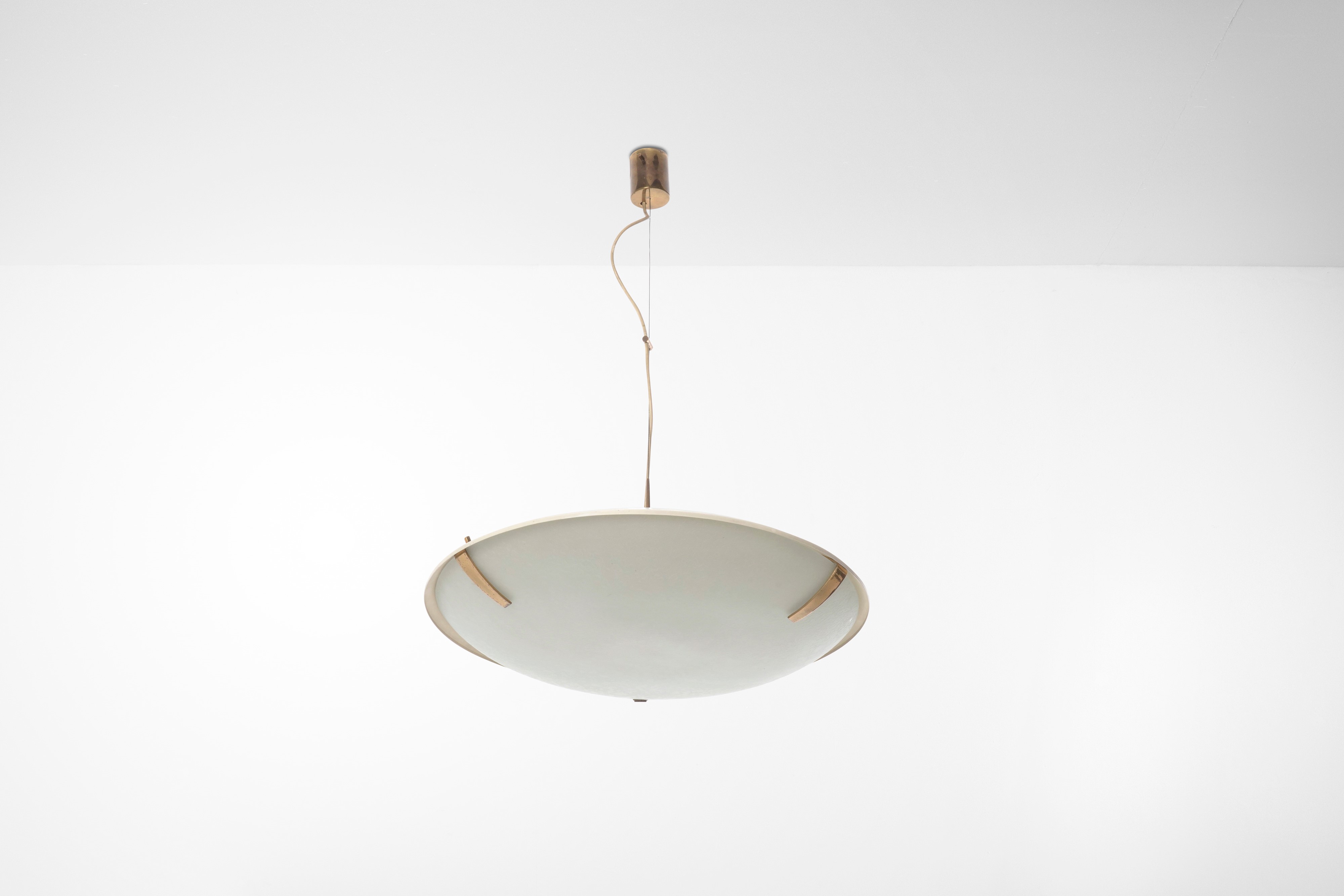 Stilnovo - Lampada a sospensione mod. 1140 in ottone e vetro acidato
