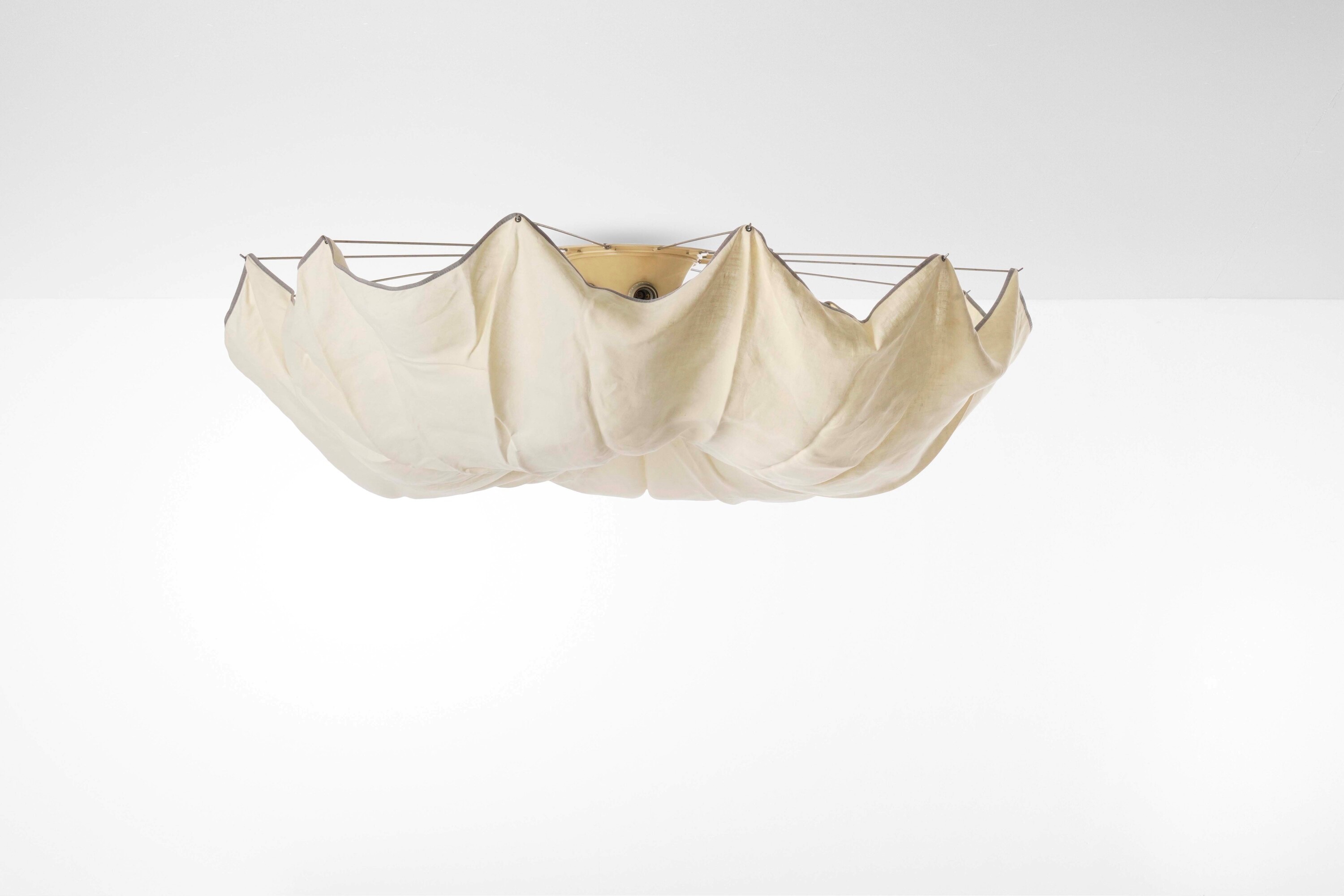 Tobia Scarpa - Lampada a plafone modello Celestia, metallo verniciato e diffusore in tessuto di l...