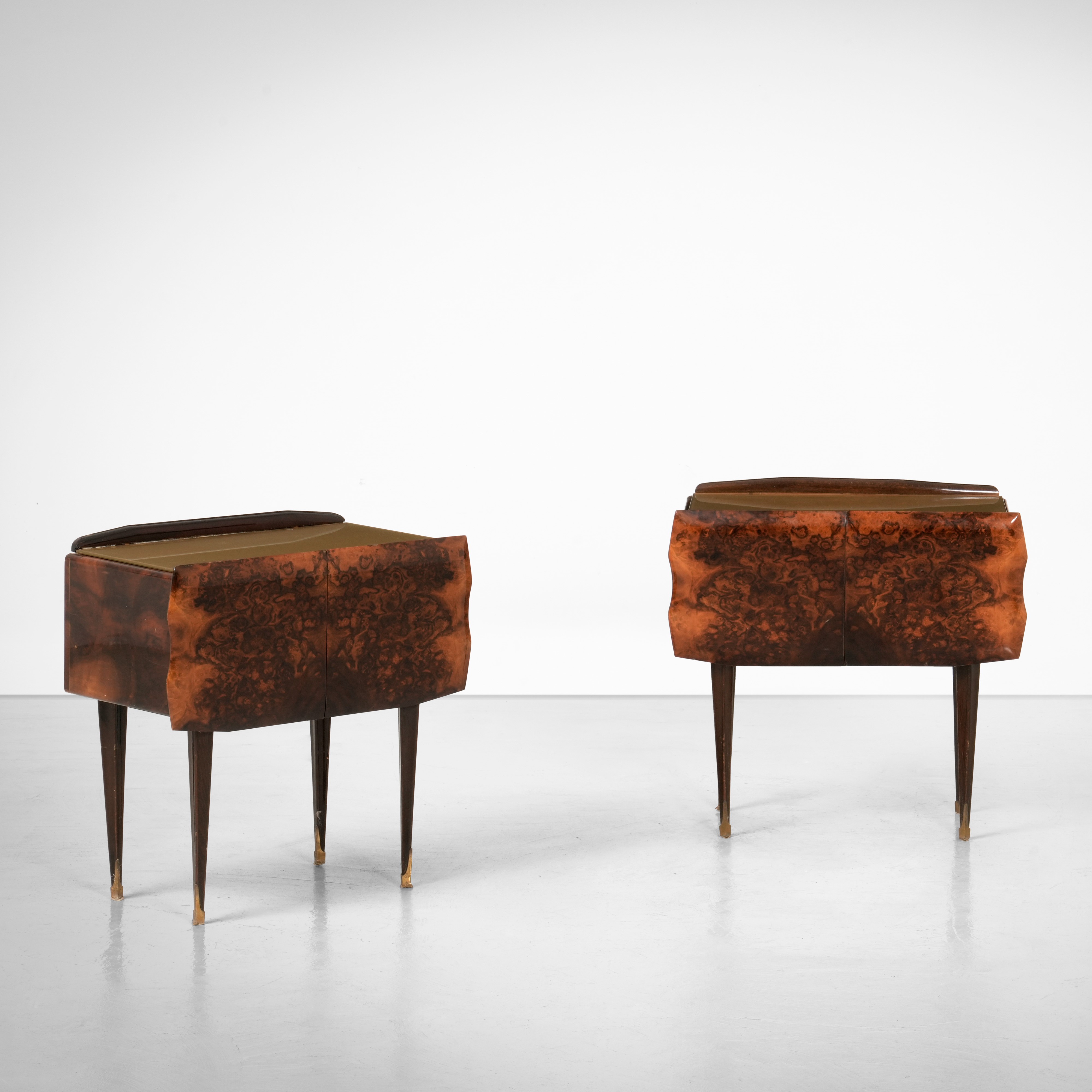 Due comodini, legno con impiallacciatura di radica e piano in vetro colorato, Italy, circa 1950