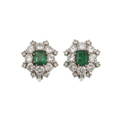 Orecchini con diamanti e smeraldi, oro bianco 750/1000