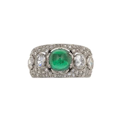 Anello con smeraldo taglio cabochon e diamanti, montatura in platino