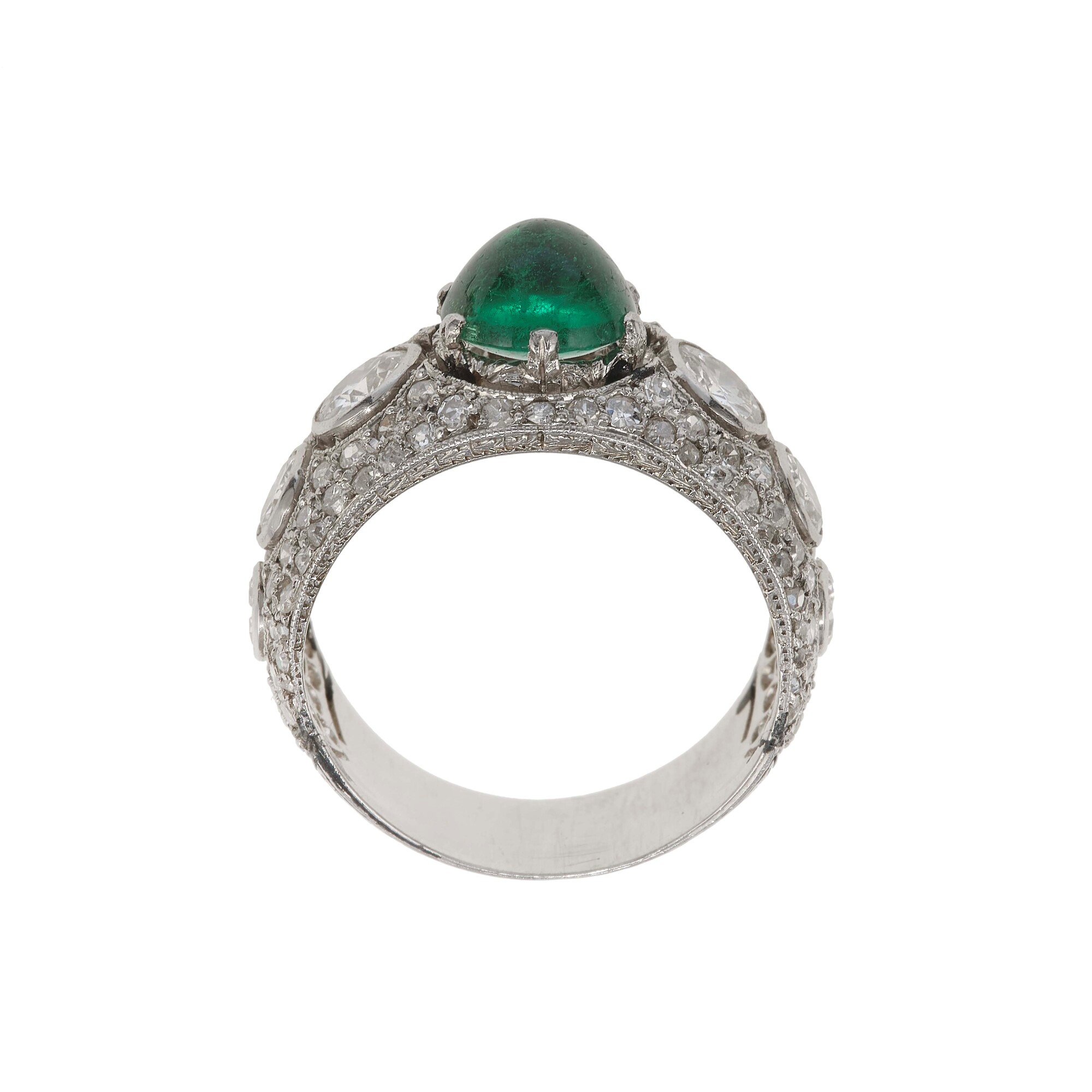 Anello con smeraldo taglio cabochon e diamanti, montatura in platino
