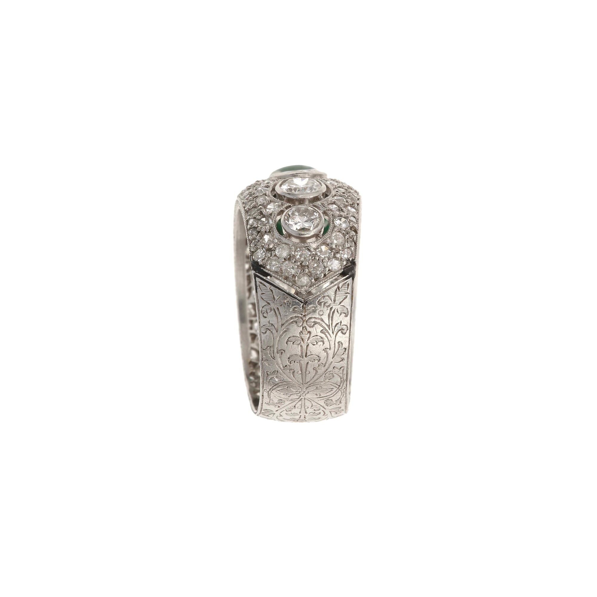 Anello con smeraldo taglio cabochon e diamanti, montatura in platino