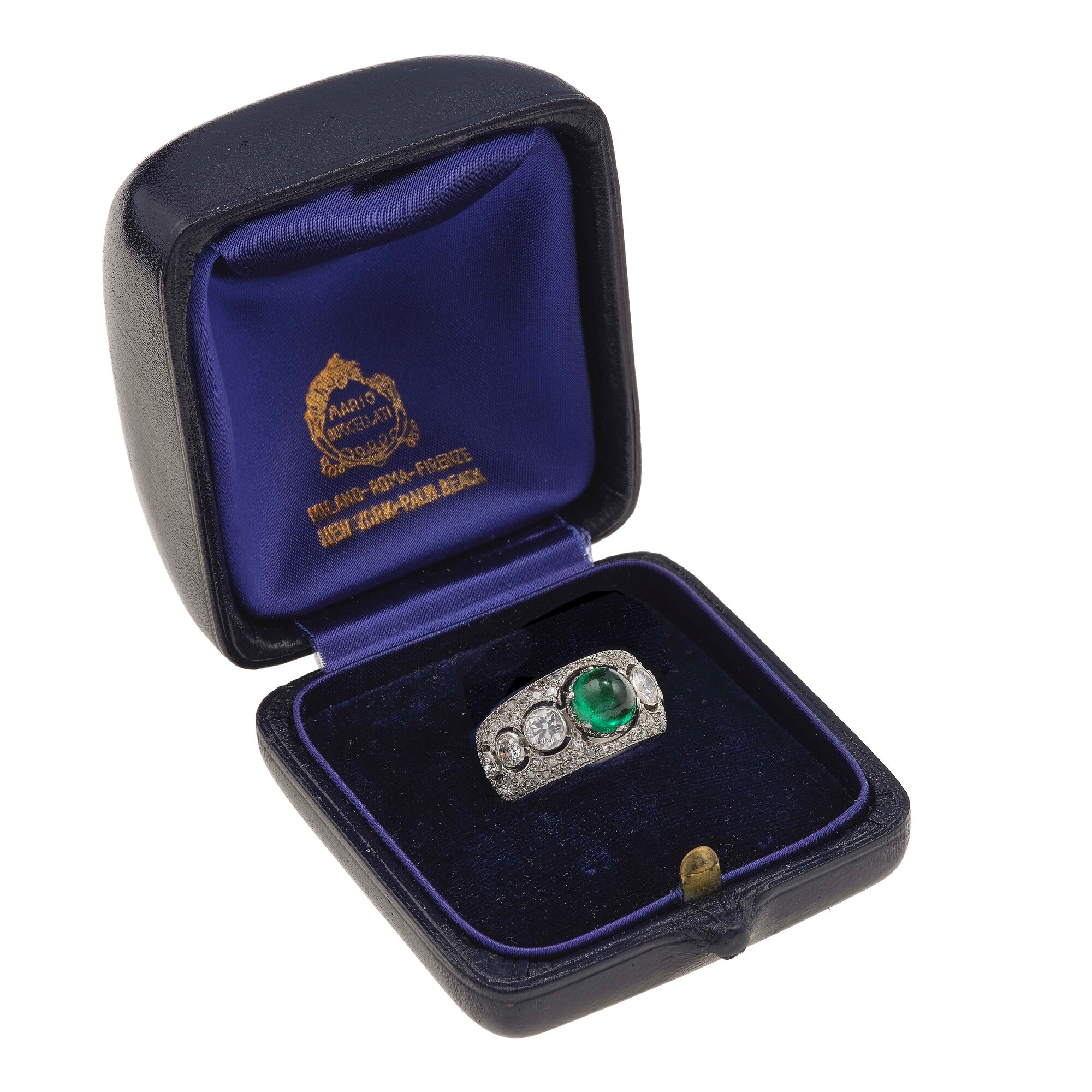 Anello con smeraldo taglio cabochon e diamanti, montatura in platino