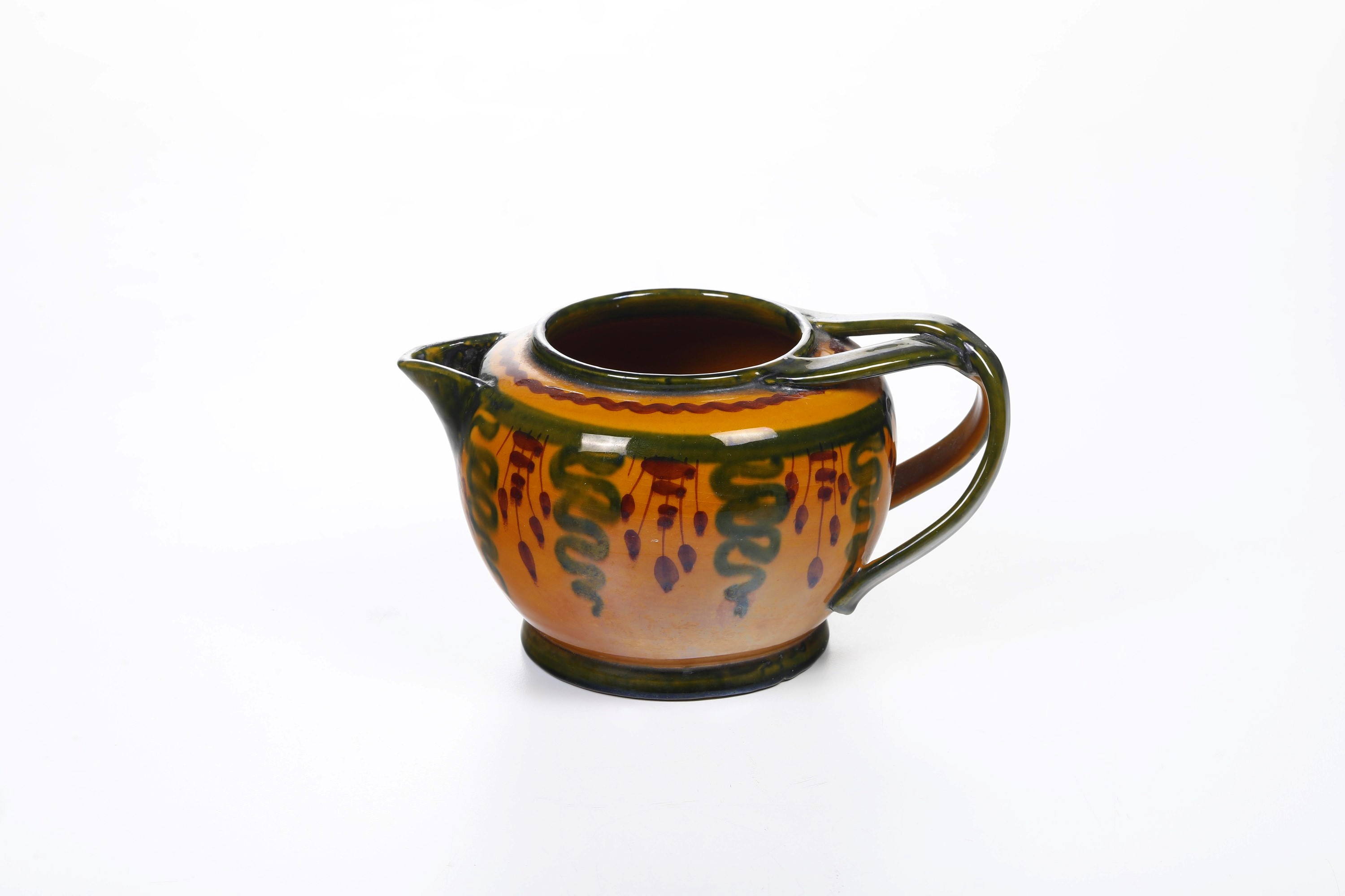 Bottega Santucci, Piccolo versatoio in maiolica