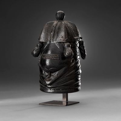 Società femminile Sande (Mende), Maschera casco in legno a patina nera, Sierra Leone