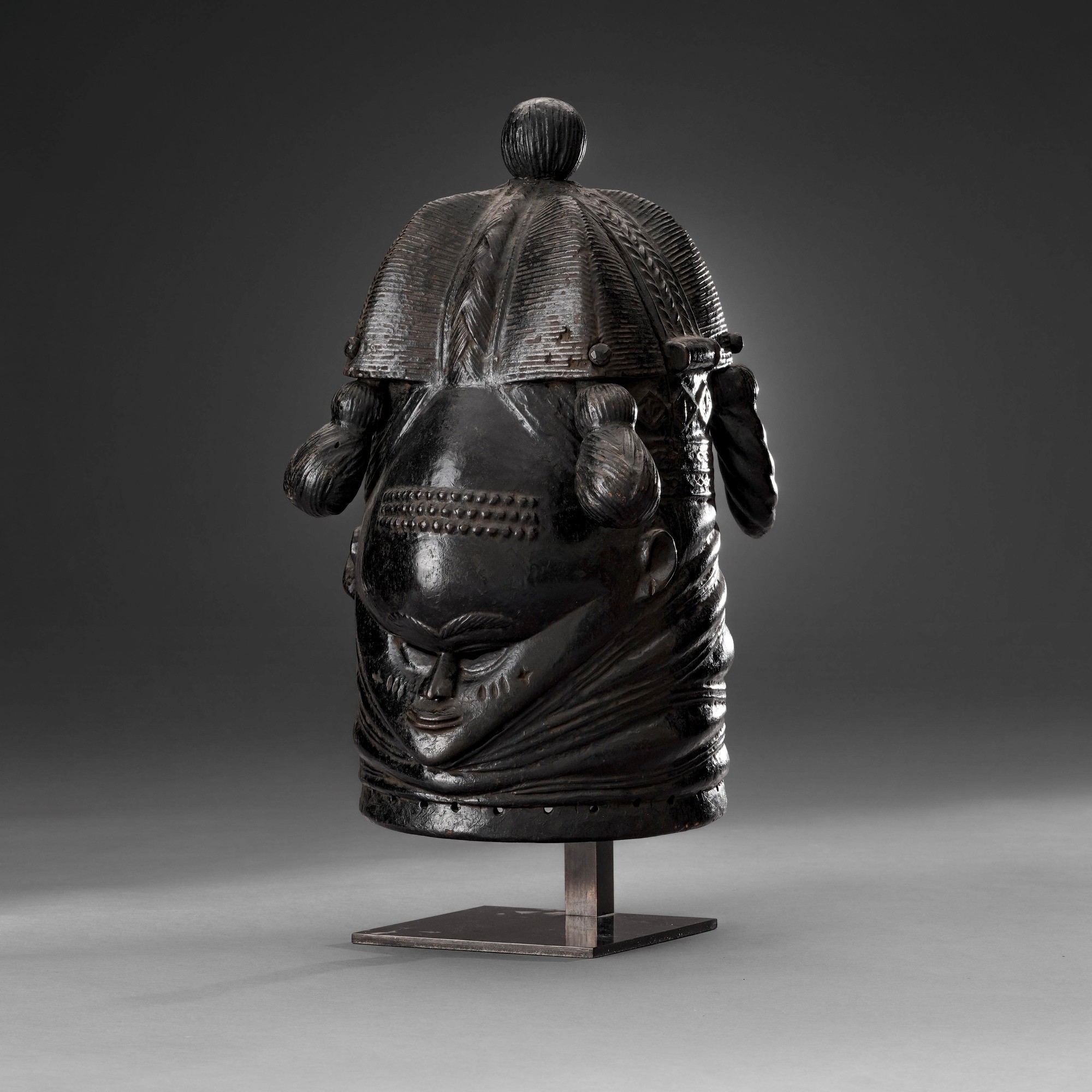 Società femminile Sande (Mende), Maschera casco in legno a patina nera, Sierra Leone