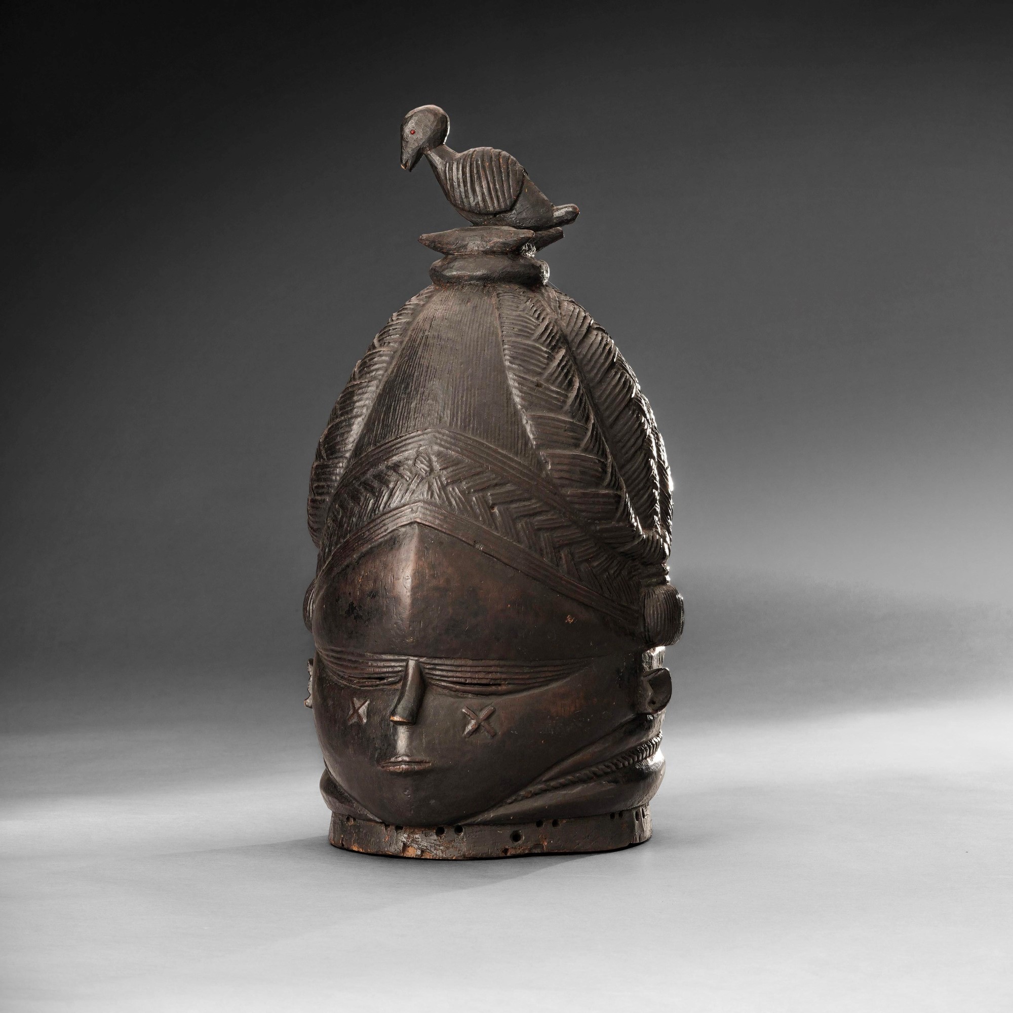 Mende, Maschera casco femminile della società Sande, Sierra Leone, legno a patina scura (XIX-XX s...