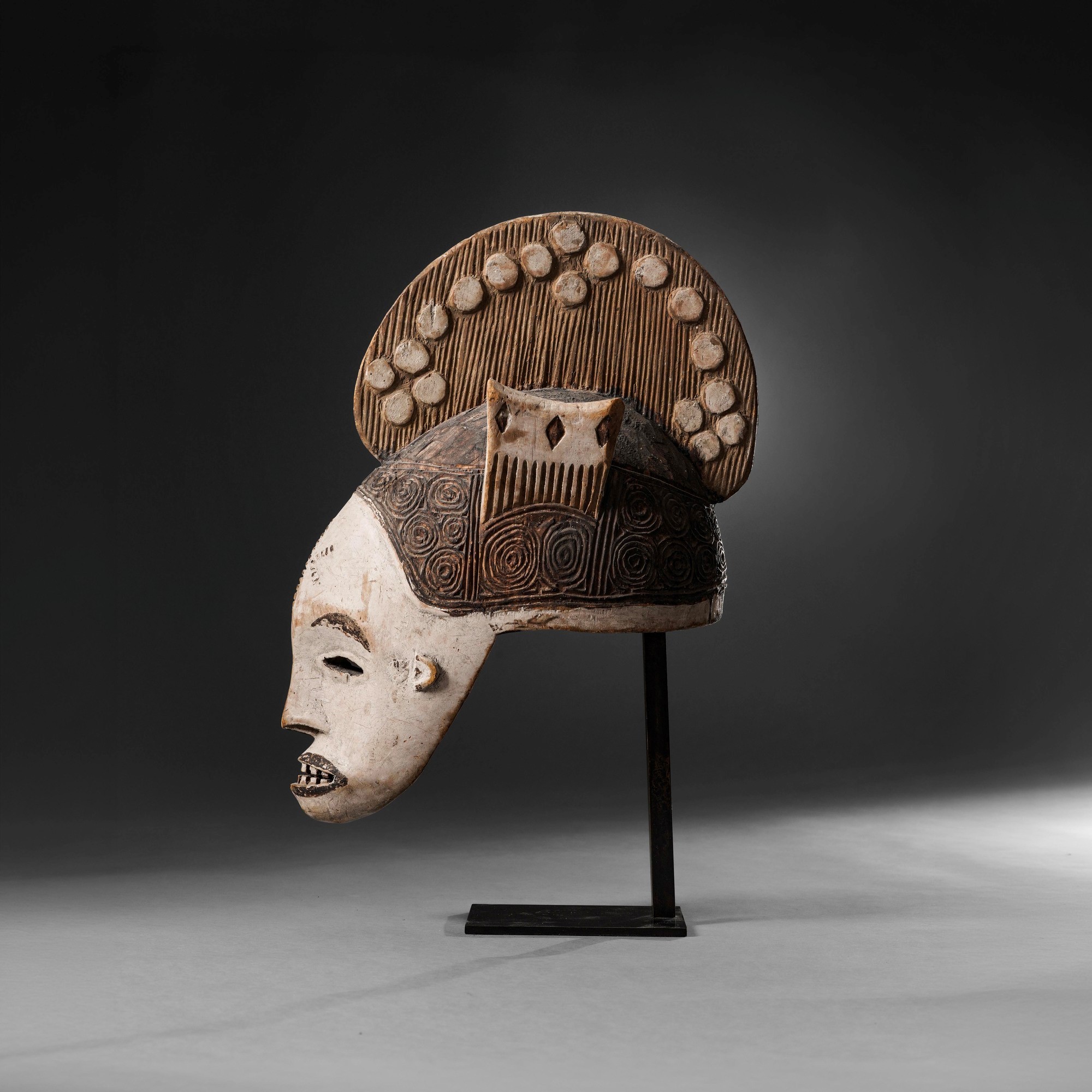 Igbo, Maschera Agbogho Mmuo in legno policromo