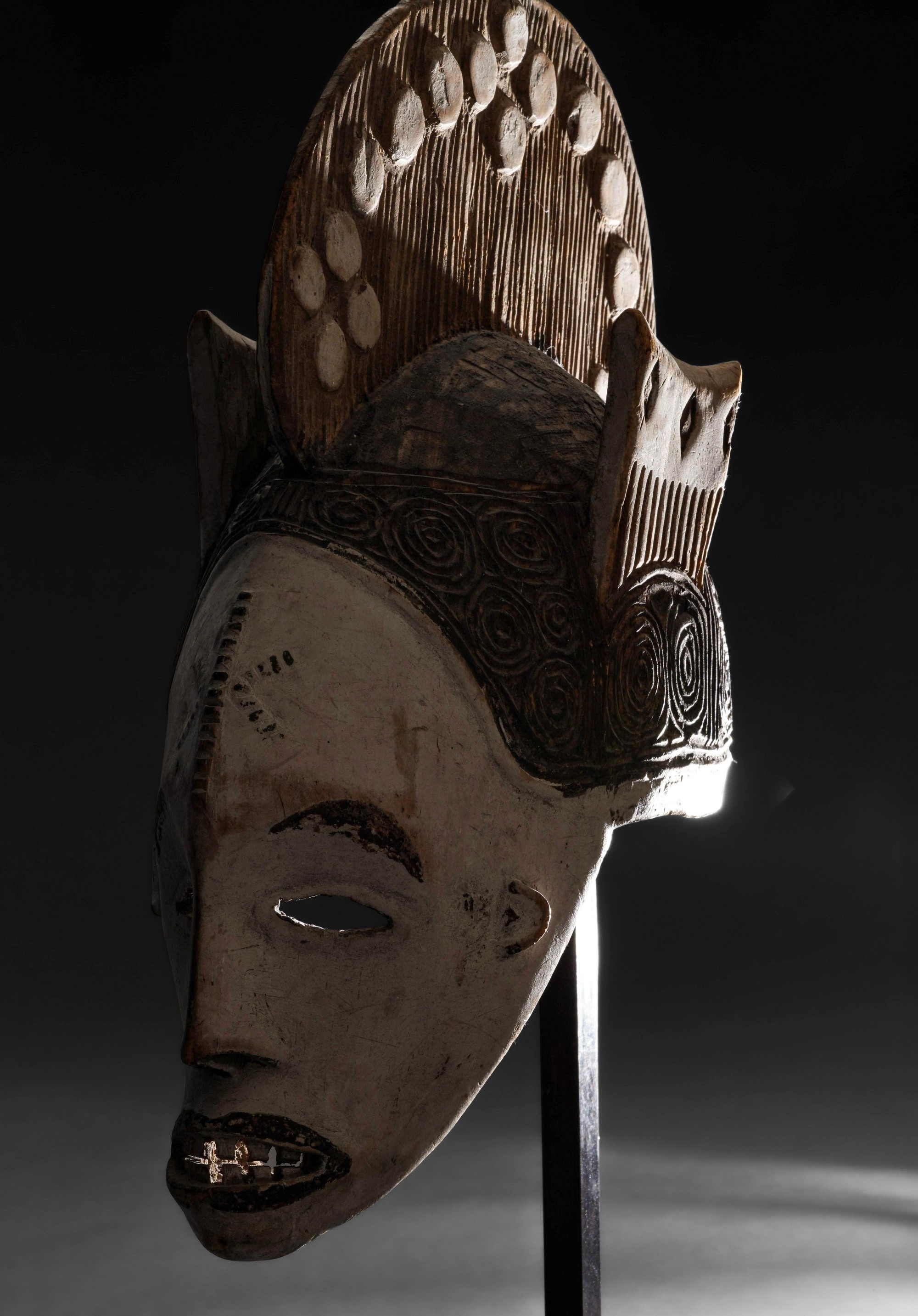 Igbo, Maschera Agbogho Mmuo in legno policromo
