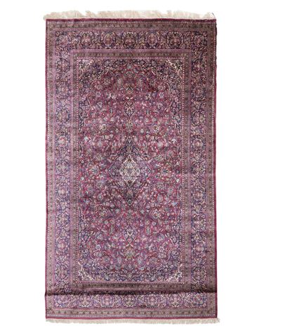 Tappeto Kashan, Persia, inizio XX secolo, seta, decoro floreale e medaglione blu scuro