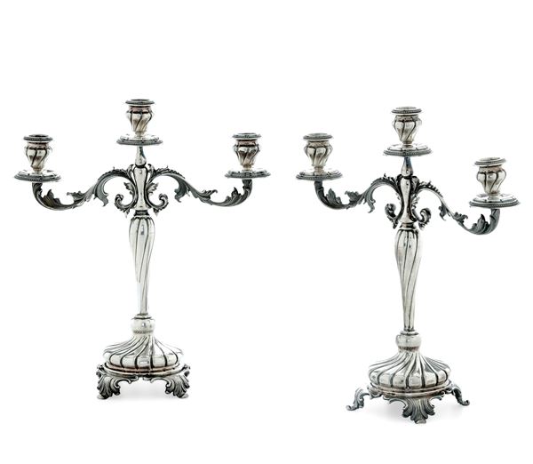 Coppia di candelabri a tre fiamme. Argenteria italiana del XX secolo