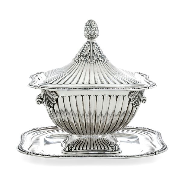 Zuppiera con présentoir. Argenteria italiana del XX secolo, argentiere Cesa, Alessandria