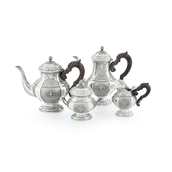 Servizio da tè e caffè. Argenteria milanese del XX secolo, bollo con fascio littorio in uso dal 1935 al 1945, argentiere Umberto Cesari