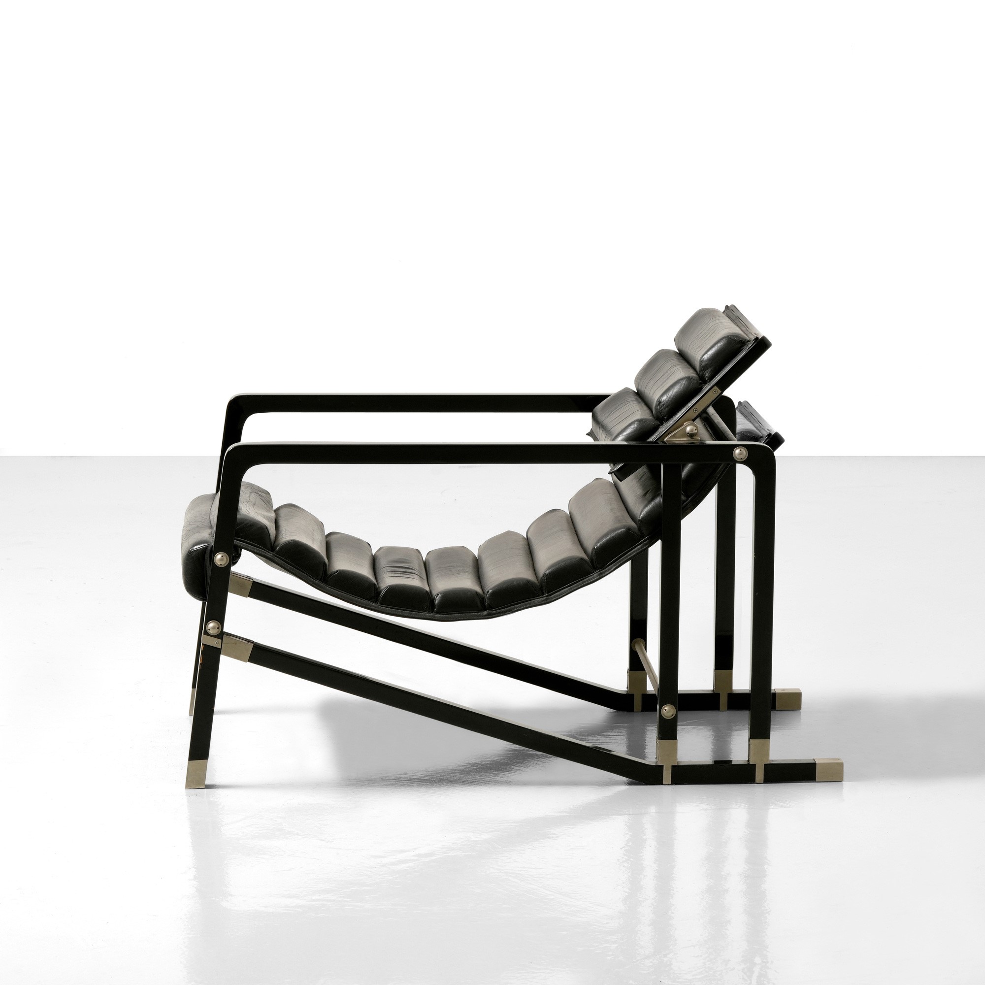 Eileen Gray - Poltrona “Transat” modulare, struttura in legno laccato e cuoio con poggiatesta rec...