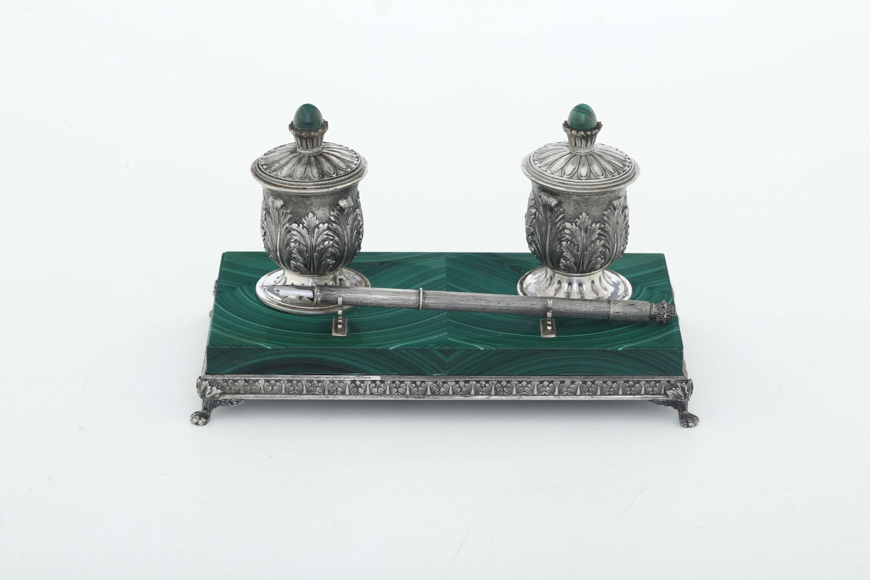 Manifattura italiana del XX secolo, Calamaio in argento fuso sagomato con malachite