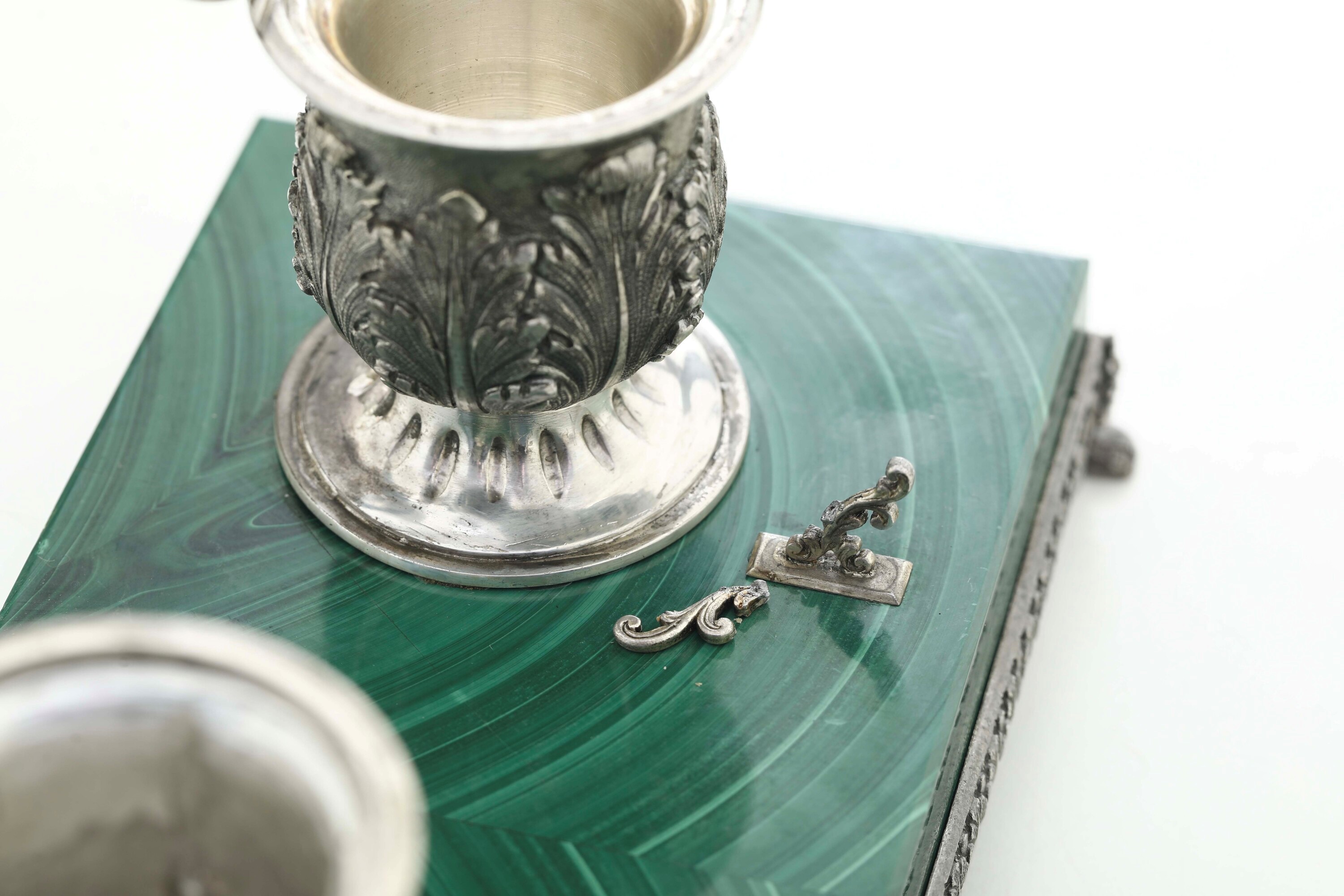 Manifattura italiana del XX secolo, Calamaio in argento fuso sagomato con malachite