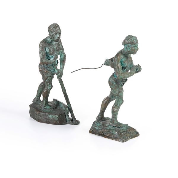 Coppia di figure in bronzo, di cui una firmata Tiozzo