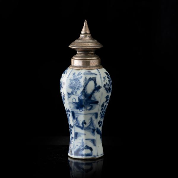 Vaso in porcellana bianca e blu con coperchio in argento raffigurante scena di vita comune, Cina, Dinastia Qing, epoca Kangxi (1662-1722)
