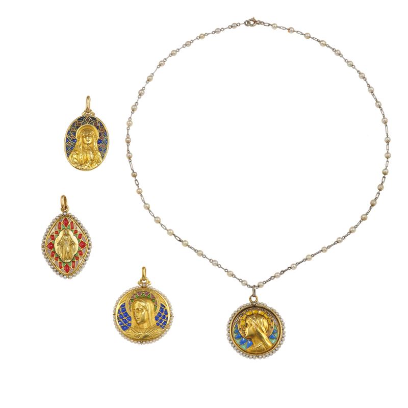 Lotto composto da quattro pendenti, uno con catena, con smalto plique-à-jour e perline  - Asta Fine Jewellery - Cambi Casa d'Aste