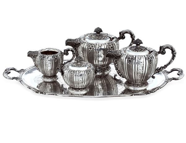 Servizio da tè e caffè. Argenteria italiana del XX secolo, argentiere I.M.A., Alessandria