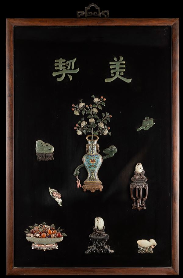 Pannello in legno di Homu con applicazioni in giada spinacio, giada celadon, giada bianca, cloisonné, corniola,osso con elementi di decorazioni di differenti periodi, Cina, XIX secolo, giade epoca XVIII - XIX