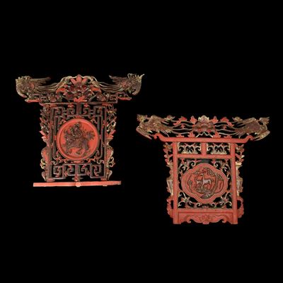Cina, Quattro quadretti in legno laccato raffiguranti personaggi e intagli traforati, Dinastia Qi...