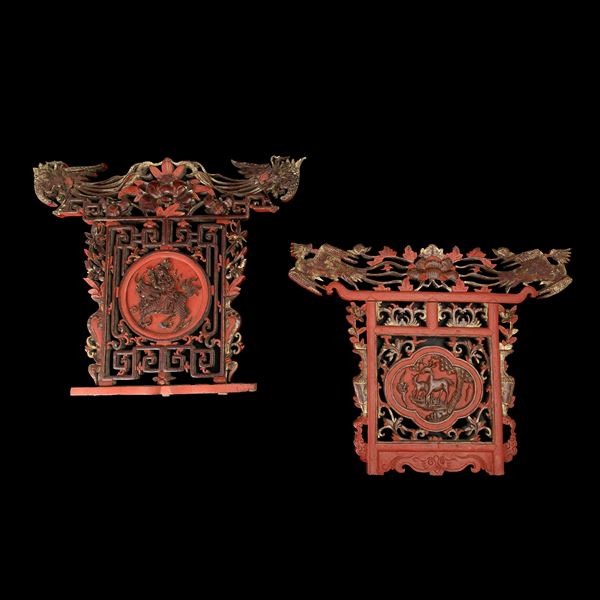 Quattro quadretti in legno laccato raffiguranti personaggi e intagli traforati, Cina, Dinastia Qing, XIX secolo