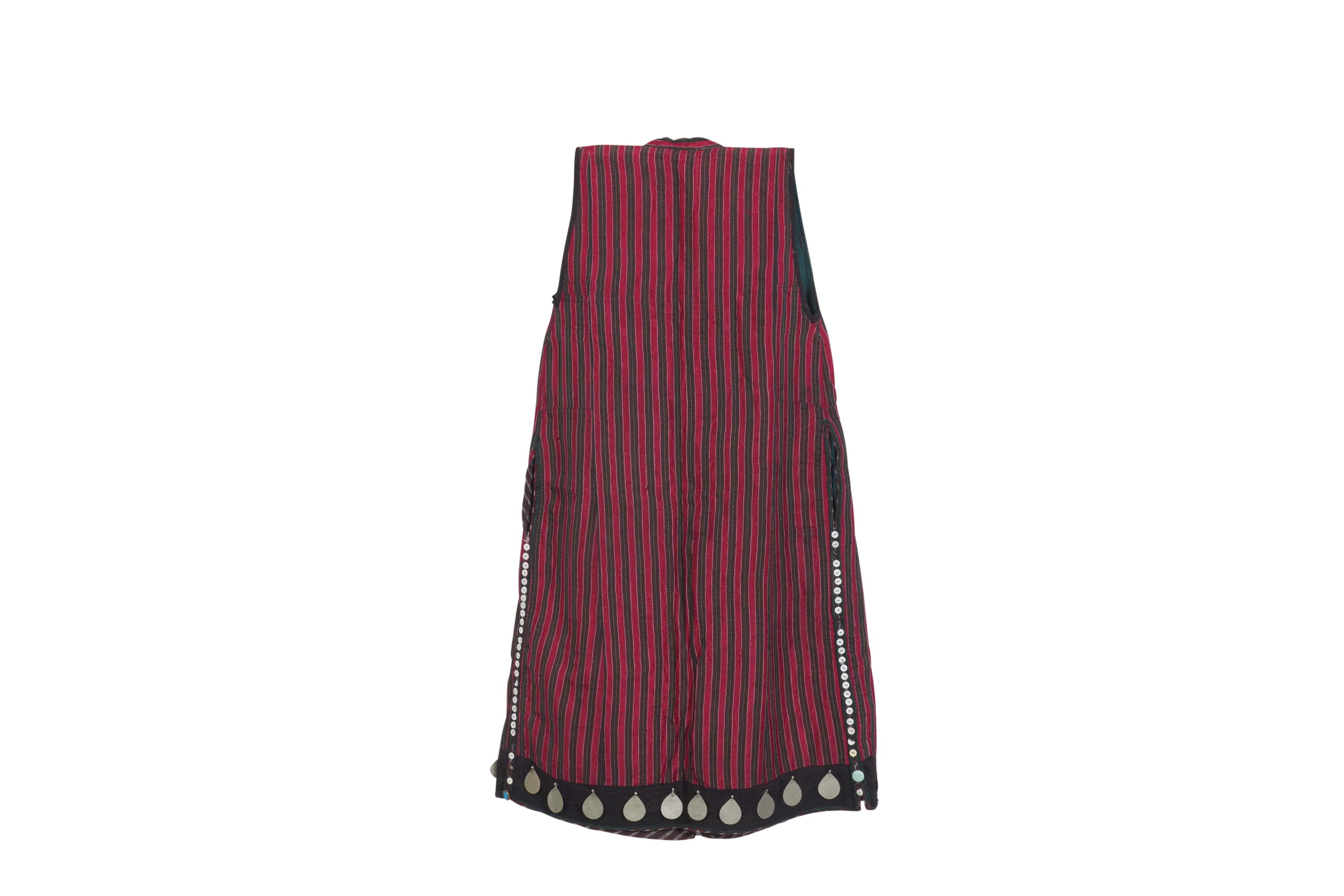 Vestito Iran, XX secolo, con pendagli in metallo e parti ricamate
