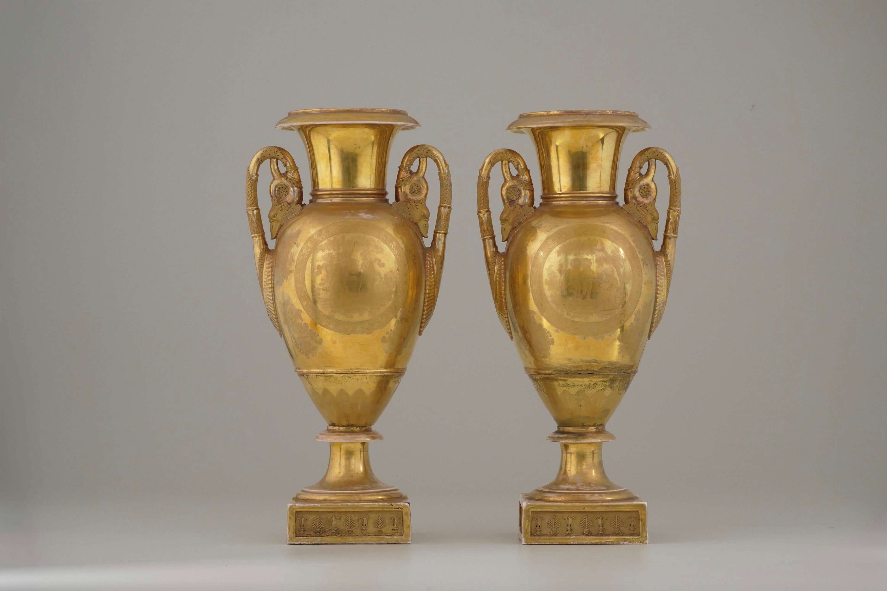 Coppia di vasi. Italia, Napoli (?), XIX secolo.