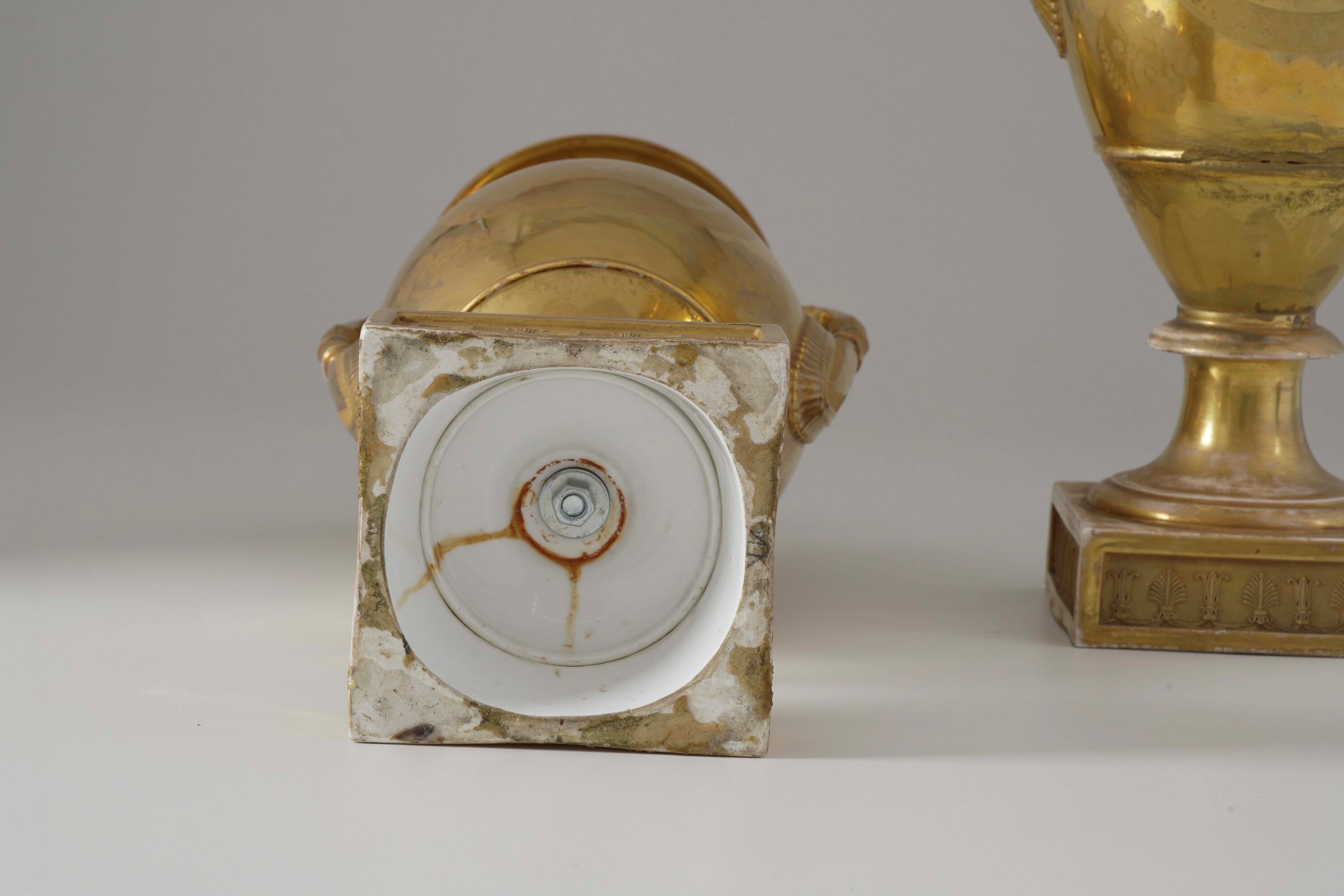 Coppia di vasi. Italia, Napoli (?), XIX secolo.