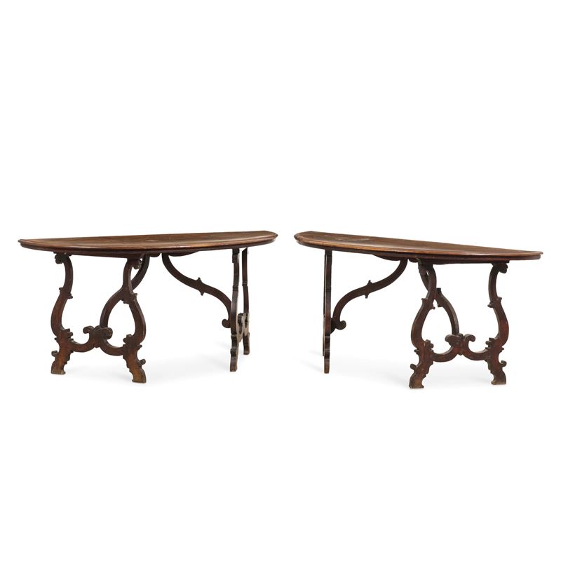 Coppia di mezzi tavoli in noce. XVIII-XIX secolo  - Asta Dimore Italiane - Cambi Casa d'Aste