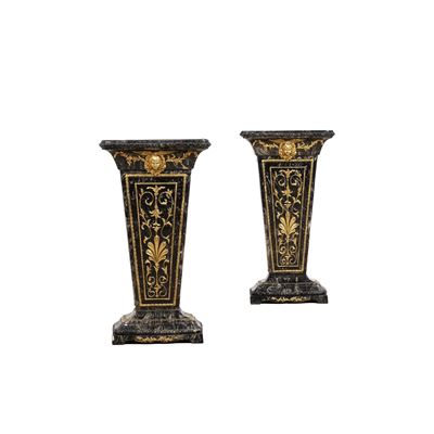 Console, coppia di colonne, terraglia dipinta con fregi dorati, piano in vetro (XX secolo)