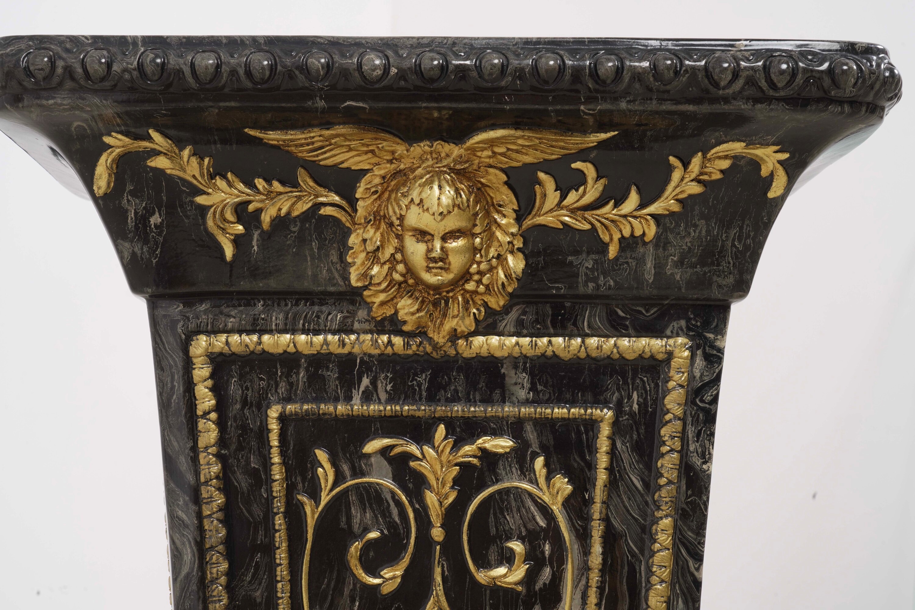 Colonna reggivaso, balaustro in terraglia dipinta con fregi dorati (XX secolo)