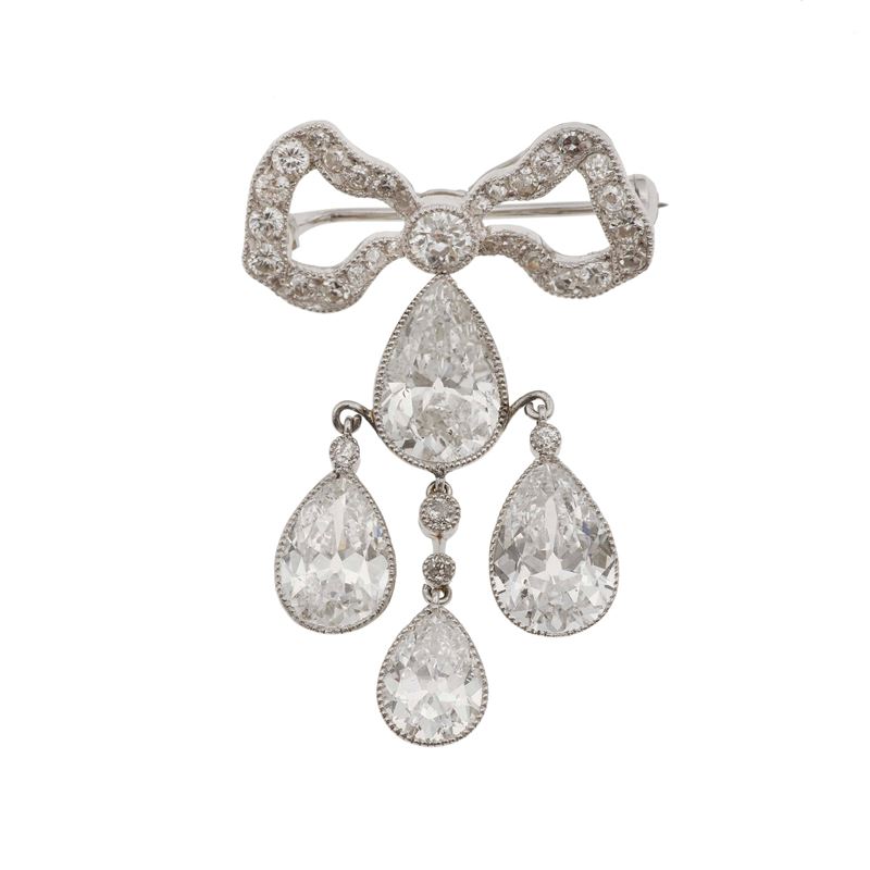 Spilla 'fiocco' con quattro diamanti taglio goccia e piccoli diamanti di vecchio taglio  - Asta Fine Jewellery - Cambi Casa d'Aste