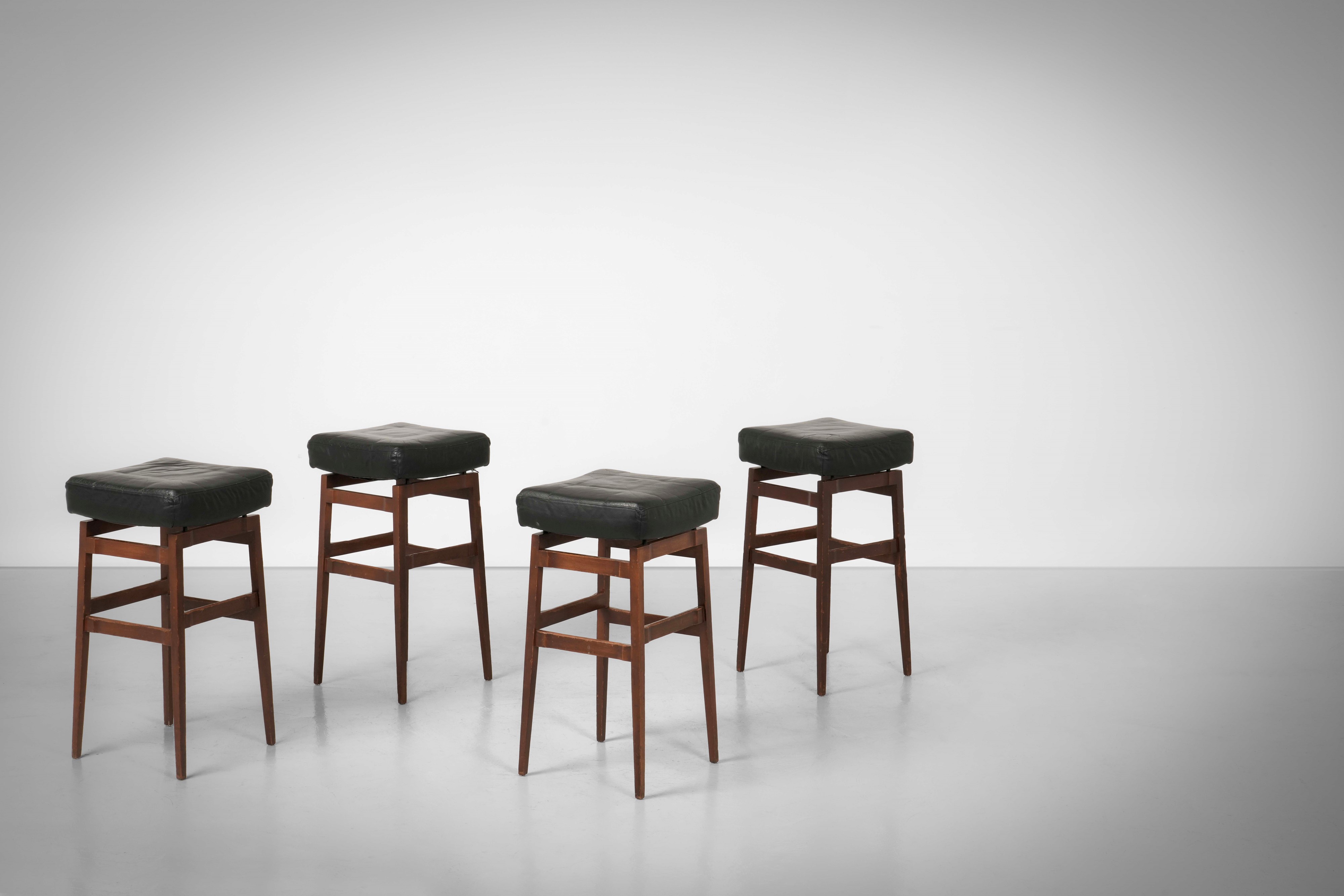 Gianfranco Frattini - Quattro sgabelli mod. 112, legno e cuoio, Italia, 1962
