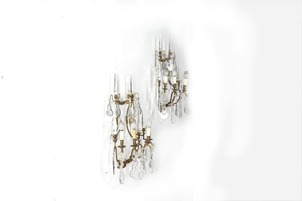 Coppia di appliques in metallo dorato e cristalli. XX secolo
