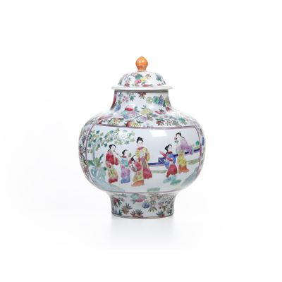 Vaso in porcellana Famiglia Rosa, Cina, XX secolo, decorato con scena di corte e motivi floreali