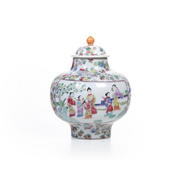 Vaso in porcellana Famiglia Rosa con scena di corte e decori a motivi floreali, Cina, XX secolo