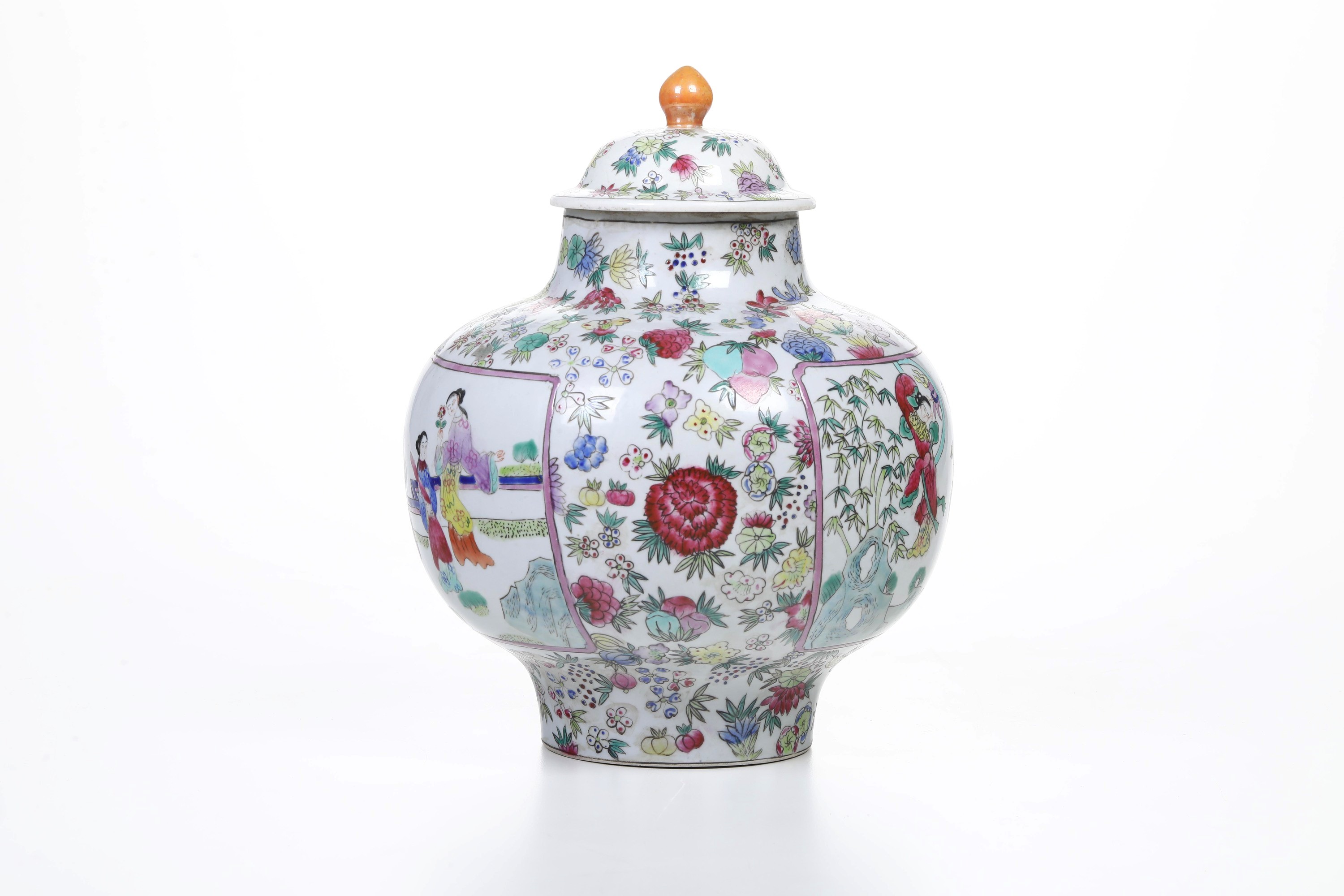 Vaso in porcellana Famiglia Rosa, Cina, XX secolo, decorato con scena di corte e motivi floreali