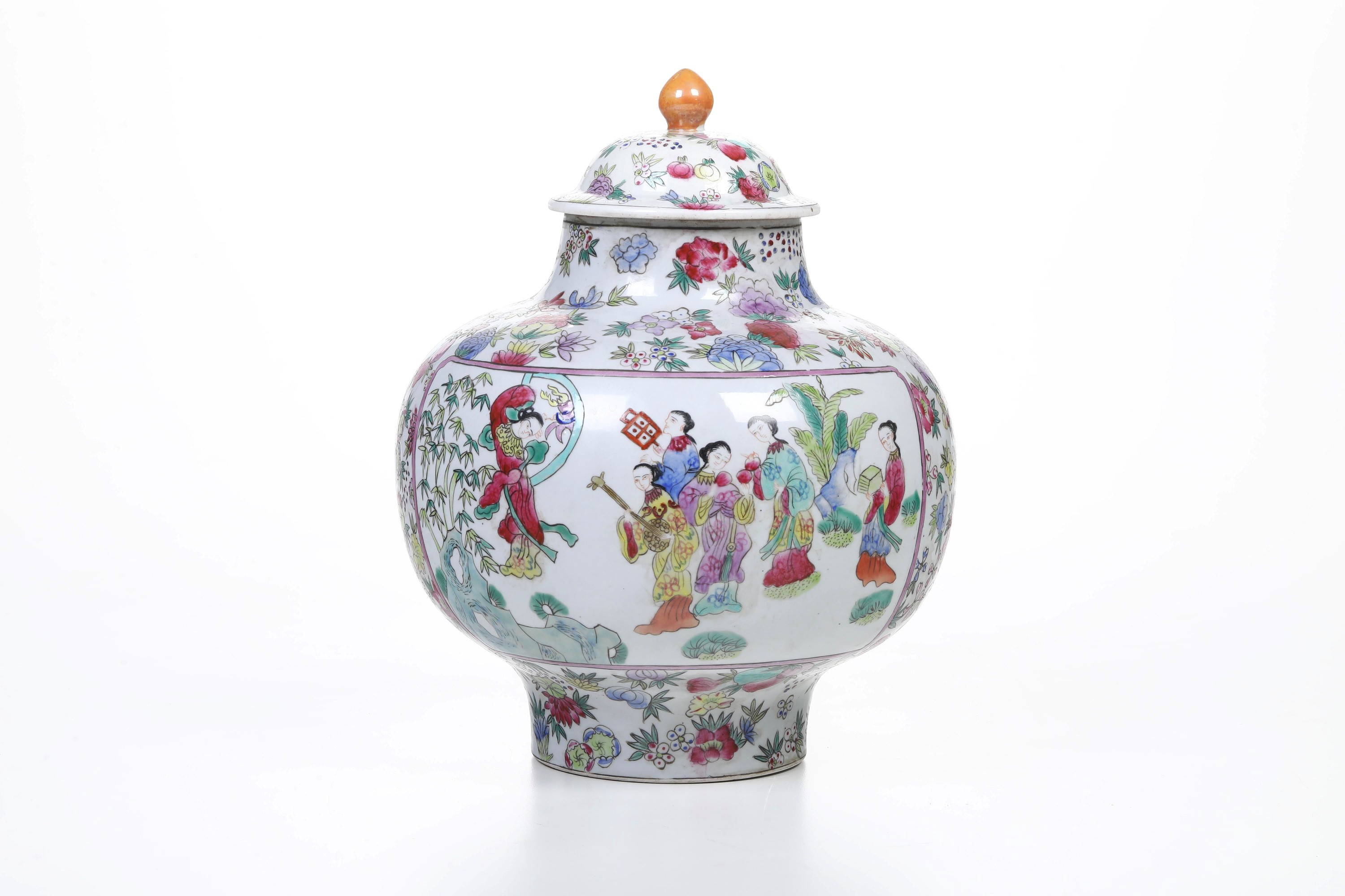 Vaso in porcellana Famiglia Rosa, Cina, XX secolo, decorato con scena di corte e motivi floreali